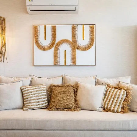 Aelia - Chic 2-br & Balcony In Apartmán