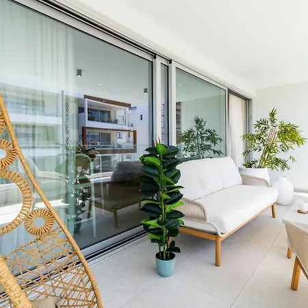 Aelia - Chic 2-br & Balcony In 라르나카