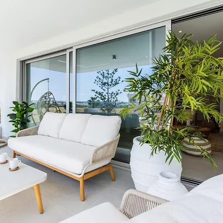 Aelia - Chic 2-br & Balcony In 아파트 라르나카