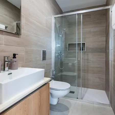 Aelia - Chic 2-br & Balcony In 라르나카