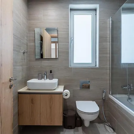 Aelia - Chic 2-br & Balcony In