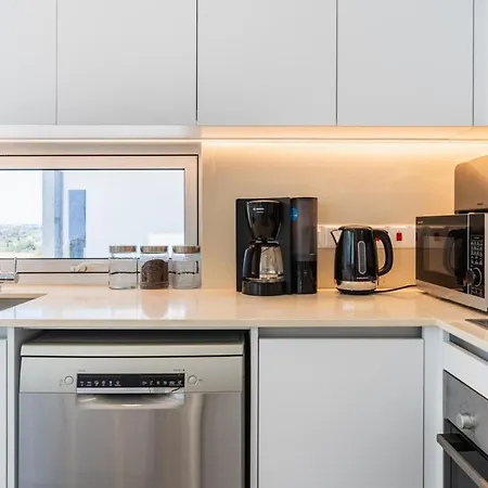 Aelia - Chic 2-br & Balcony In 아파트 라르나카