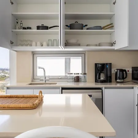 Aelia - Chic 2-br & Balcony In アパート