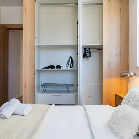 Aelia - Chic 2-br & Balcony In *