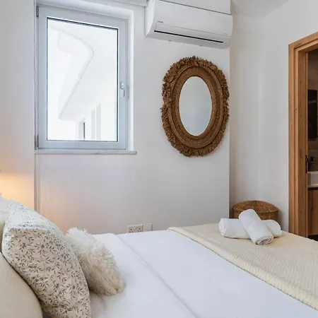 Aelia - Chic 2-br & Balcony In * ラルナカ