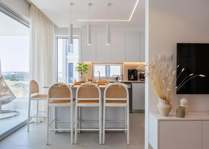 Lägenhet Aelia - Chic 2-br & Balcony In Larnaca