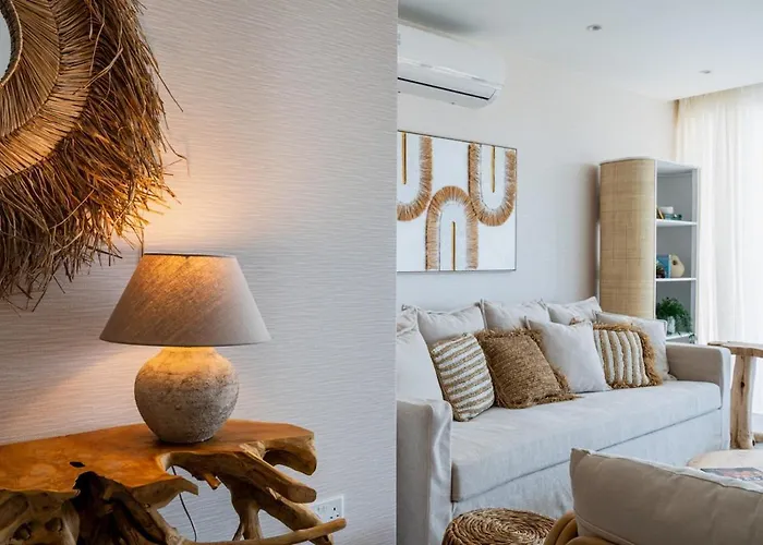 Lägenhet Aelia - Chic 2-br & Balcony In Larnaca