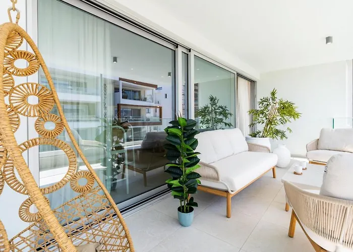 Aelia - Chic 2-br & Balcony In Larnaca