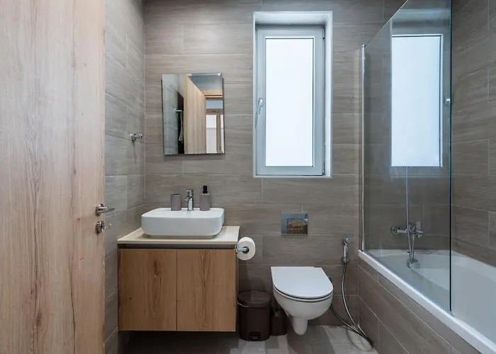 Aelia - Chic 2-br & Balcony In