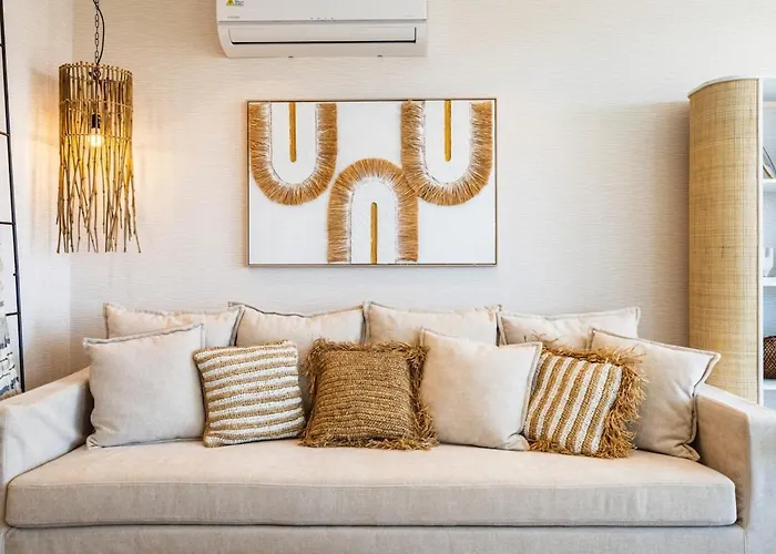 Aelia - Chic 2-br & Balcony In Lägenhet