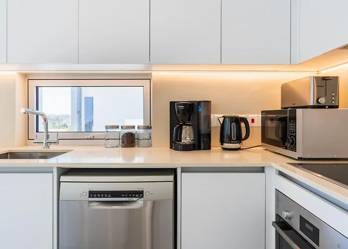 Aelia - Chic 2-br & Balcony In Lägenhet Larnaca