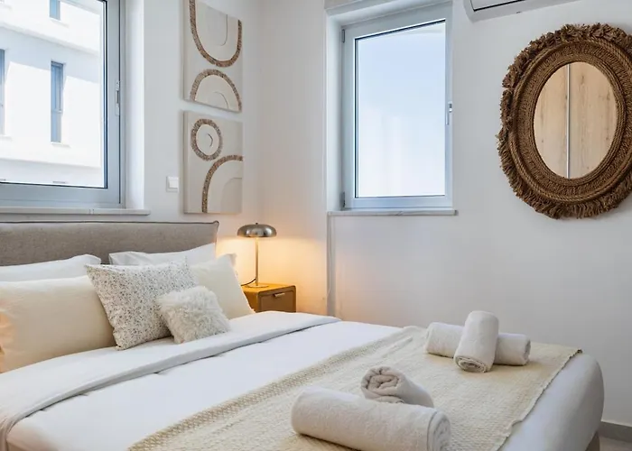 Aelia - Chic 2-br & Balcony In Lägenhet *