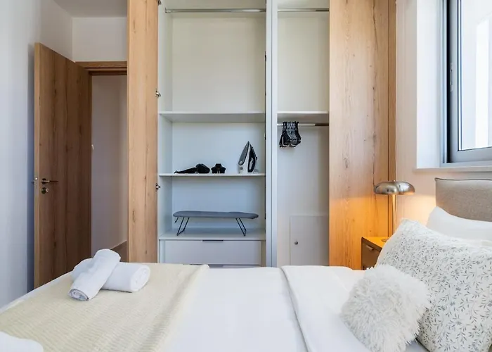 Aelia - Chic 2-br & Balcony In *