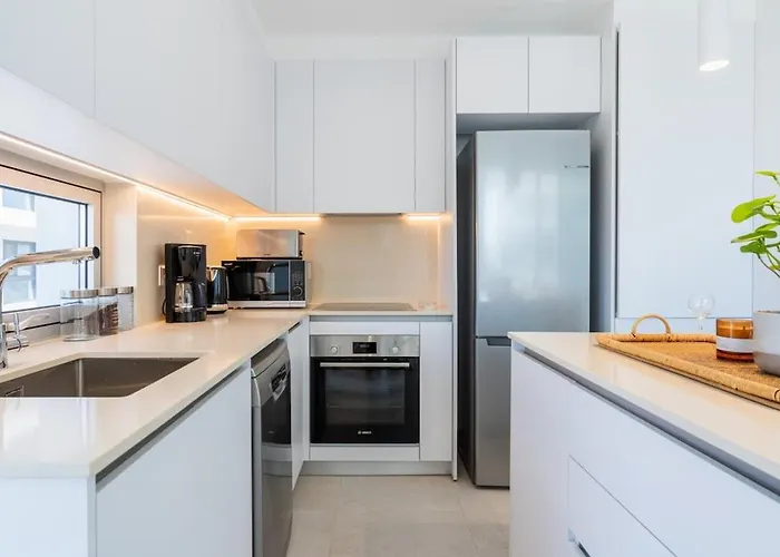 Aelia - Chic 2-br & Balcony In Lägenhet *