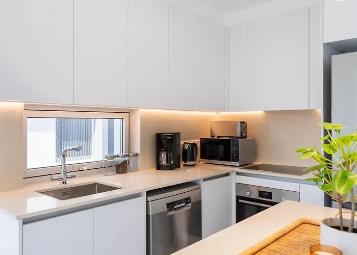 Lägenhet Aelia - Chic 2-br & Balcony In