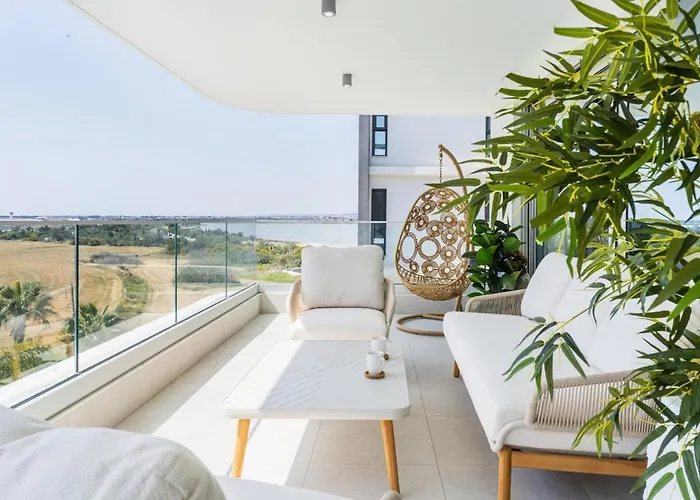 Lägenhet Aelia - Chic 2-br & Balcony In *